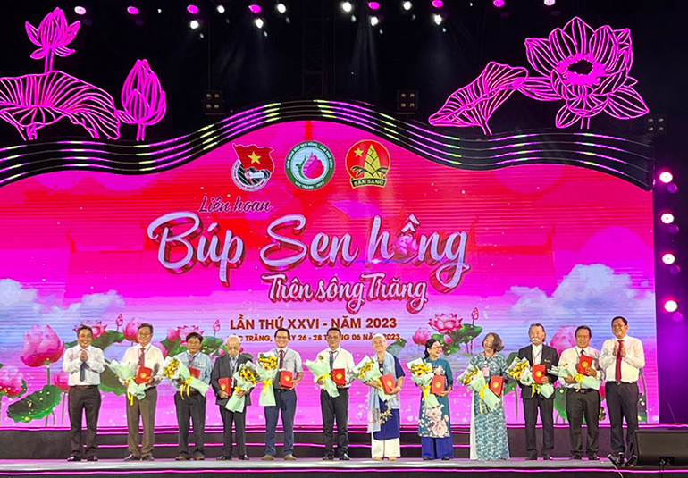 Lãnh đạo tỉnh Sóc Trăng tặng hoa cho Hội đồng Nghệ thuật Liên hoan.