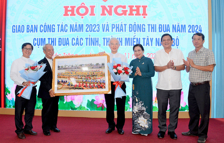 Lãnh đạo tỉnh Sóc Trăng tặng tranh lưu niệm cho lãnh đạo Trung ương Ủy ban Đoàn kết Công giáo Việt Nam.