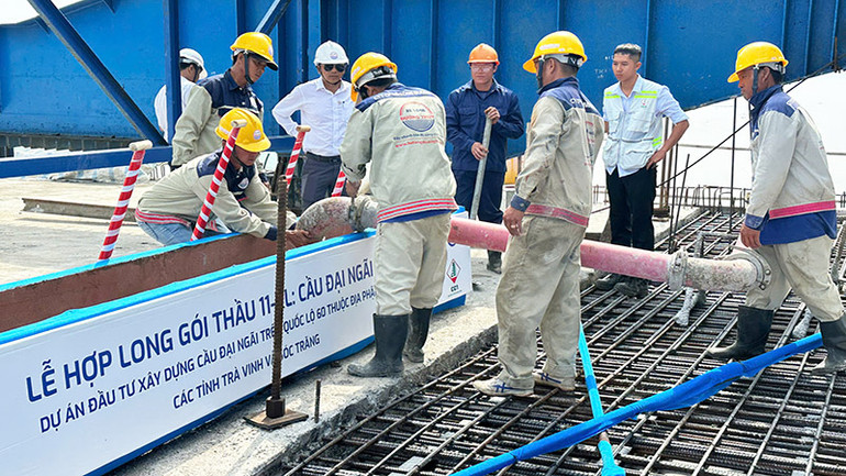 Chuẩn bị bơm mẻ bê-tông cho khối hợp long cầu Đại Ngãi 2.