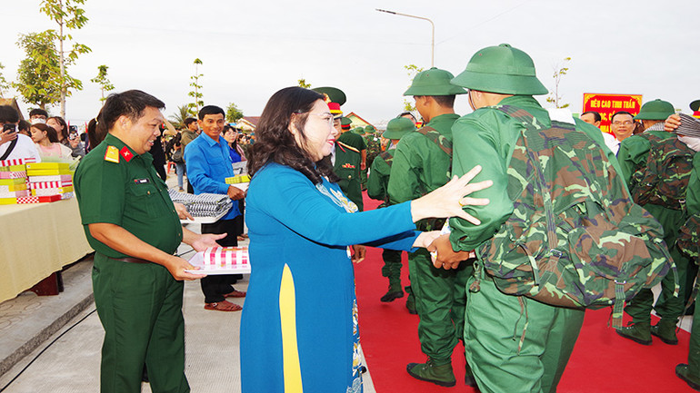 Phó Bí thư Thường trực Tỉnh ủy Sóc Trăng Hồ Thị Cẩm Đào tiễn thanh niên tòng quân.