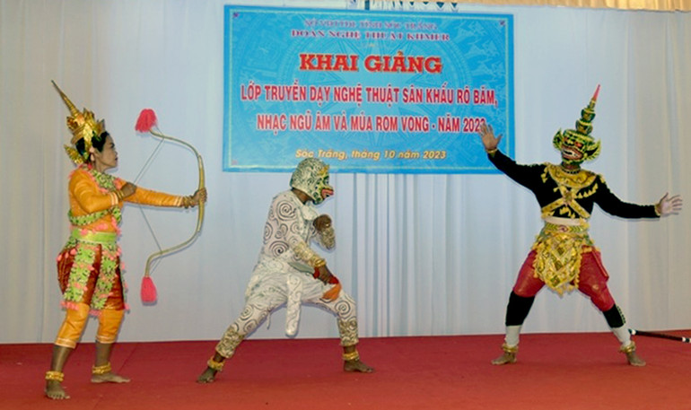 Biểu diễn kịch múa cổ điển Rô-băm của người Khmer.