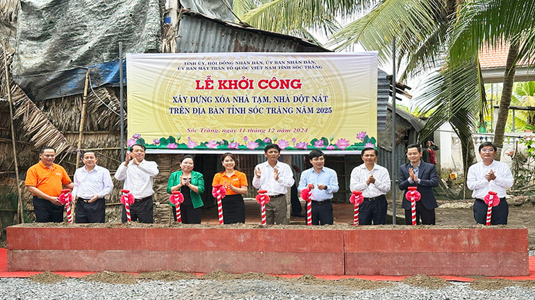 Ban tổ chức thực hiện nghi lễ khởi công chương trình ý nghĩa.