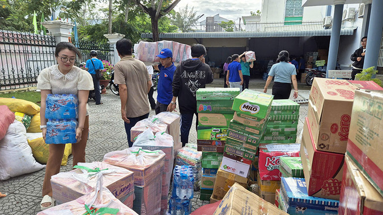 Điểm tập kết hàng cứu trợ tại Trụ sở Mặt trận Tổ quốc Việt Nam tỉnh Sóc Trăng.