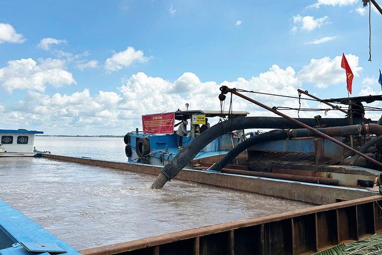 Dòng cát đầu tiên khai thác tại mỏ MS 05