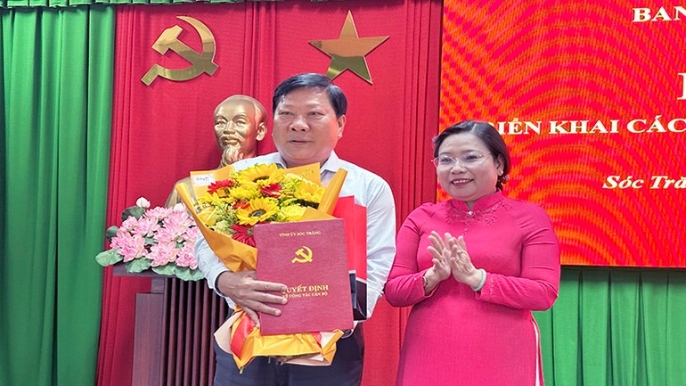 Phó Bí thư Thường trực Tỉnh ủy Sóc Trăng Hồ Thị Cẩm Đào trao quyết định nghỉ hưu cho đồng chí Lê Văn Hiểu, nguyên Phó Chủ tịch Thường trực Hội đồng nhân dân tỉnh Sóc Trăng.