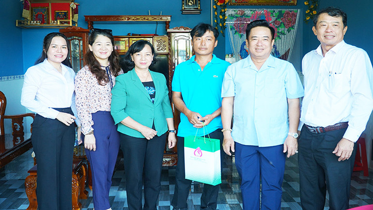 Đoàn giám sát thăm và tặng quà cho một hộ gia đình thoát nghèo tiêu biểu.