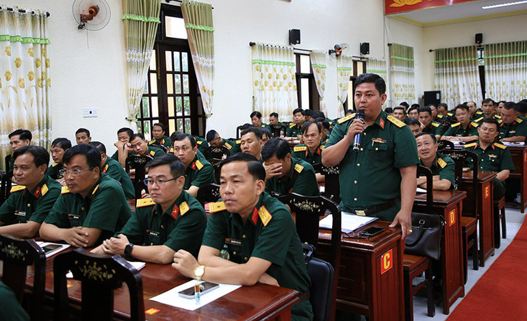 Các cán bộ, chiến sĩ đã thẳng thắn trao đổi với lãnh đạo Quân khu.