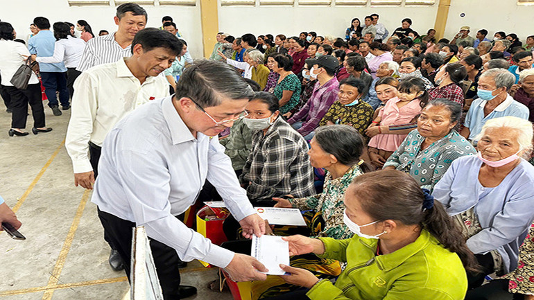 Phó Chủ tịch Quốc Hội Nguyễn Đức Hải và Bí thư Tỉnh ủy Sóc Trăng Lâm Văn Mẫn tặng quà cho các gia đình khó khăn.