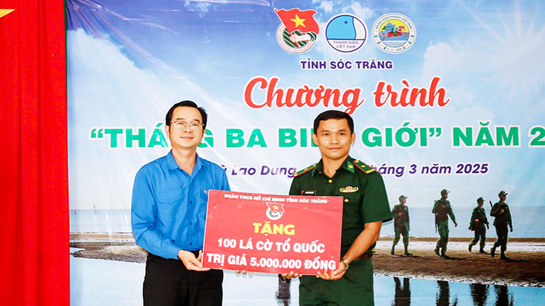 Tỉnh đoàn Sóc Trăng trao 100 lá cờ Tổ quốc cho đồn Biên phòng An Thạnh Ba để tặng cho ngư dân.