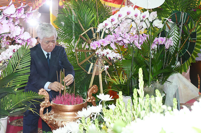 Đồng chí Đỗ Văn Chiến đặt vòng hoa, thắp hương trước Kim quan Đại Trưởng lão Hòa thượng Dương Nhơn. Đồng chí Đỗ Văn Chiến đặt vòng hoa, thắp hương trước Kim quan Đại Trưởng lão Hòa thượng Dương Nhơn.