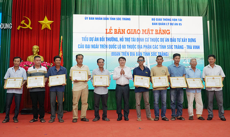 Khen thưởng cho các hộ dân tiêu biểu bàn giao mặt bằng cho dự án. Khen thưởng cho các hộ dân tiêu biểu bàn giao mặt bằng cho dự án.