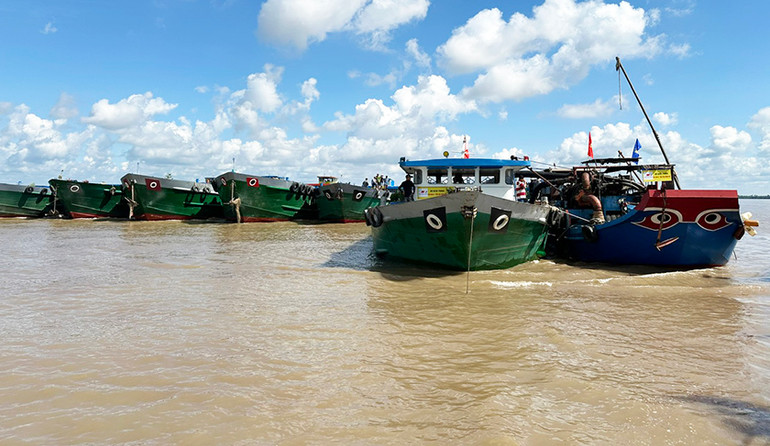 Các phương tiện tập kết tại mỏ sẽ vận chuyển cát đến thẳng công trình cao tốc