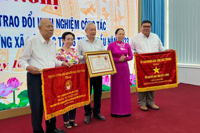 Trao Huân chương Lao động Hạng II và Cờ thi đua cho Hội Khuyến học tỉnh Sóc Trăng.