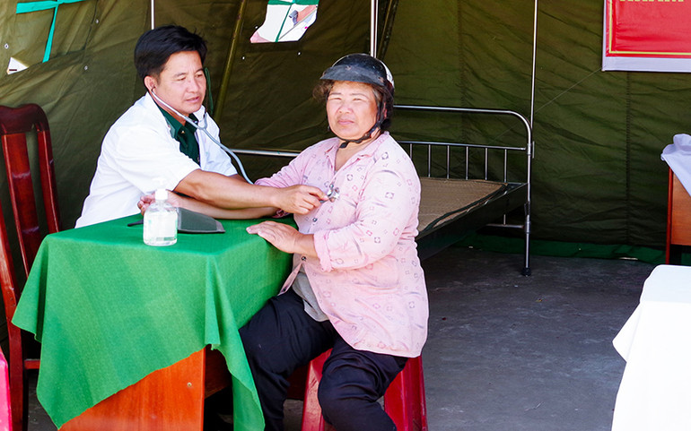 Quân y đồn Biên phòng Vĩnh Hải khám bệnh cấp thuốc miễn phí cho người nghèo.