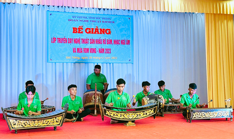 Biểu diễn hòa tấu nhạc ngũ âm Khmer.