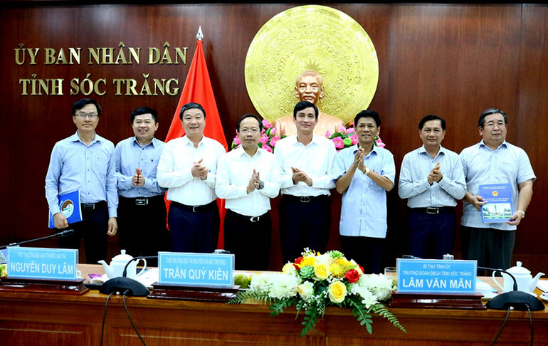 Cục Địa chất Việt Nam trao kết quả dự án cho tỉnh Sóc Trăng và Ban Quản lý Dự án Mỹ Thuận.