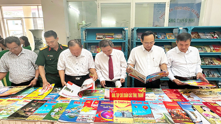 Nhiều ấn phẩm báo Xuân trưng bày cho nhân dân thưởng lãm.