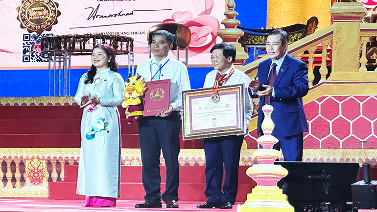 Sở Văn hóa, Thể thao và Du lịch Sóc Trăng đón nhận Kỷ lục trình diễn nhạc ngũ âm có quy mô lớn nhất Việt Nam Sở Văn hóa, Thể thao và Du lịch Sóc Trăng đón nhận Kỷ lục trình diễn nhạc ngũ âm có quy mô lớn nhất Việt Nam