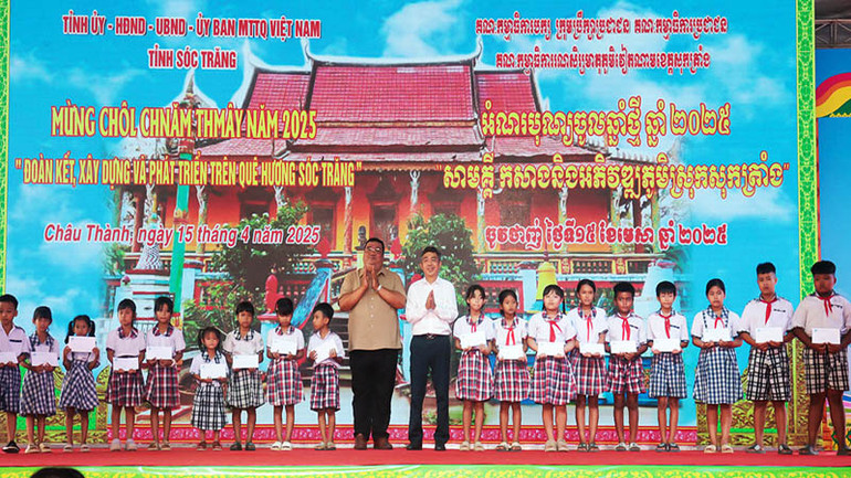 Tặng học bổng cho học sinh Khmer vượt khó học tốt.