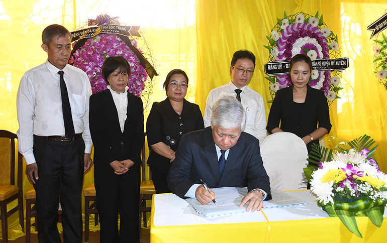 Đồng chí Đỗ Văn Chiến ghi lưu niệm vào sổ tang. Đồng chí Đỗ Văn Chiến ghi lưu niệm vào sổ tang.