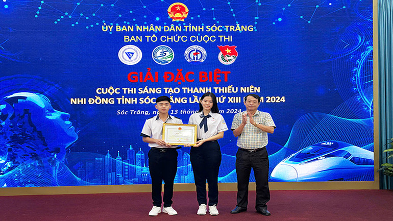 Phó Chủ tịch Ủy ban nhân dân tỉnh Sóc Trăng Nguyễn Văn Khởi trao giải đặc biệt cuộc thi.