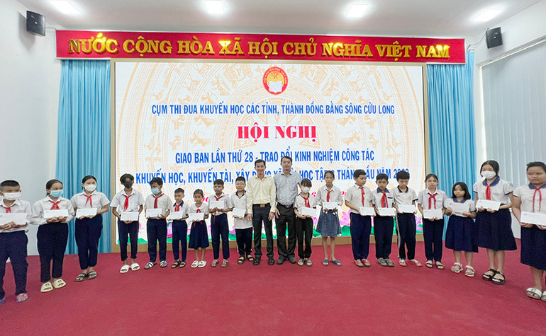 Trao học bổng khuyến học cho học sinh vượt khó học tốt do Công ty Xổ số kiến thiết Sóc Trăng tài trợ.