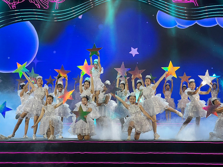 Các diễn viên thiếu nhi biểu diễn trong Liên hoan.