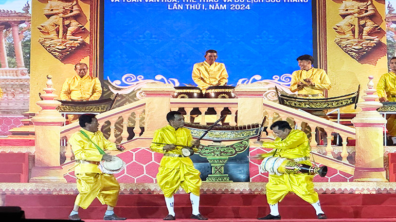 Tam tấu của ba nghệ sĩ Đoàn nghệ thuật Khmer Sóc Trăng Tam tấu của ba nghệ sĩ Đoàn nghệ thuật Khmer Sóc Trăng