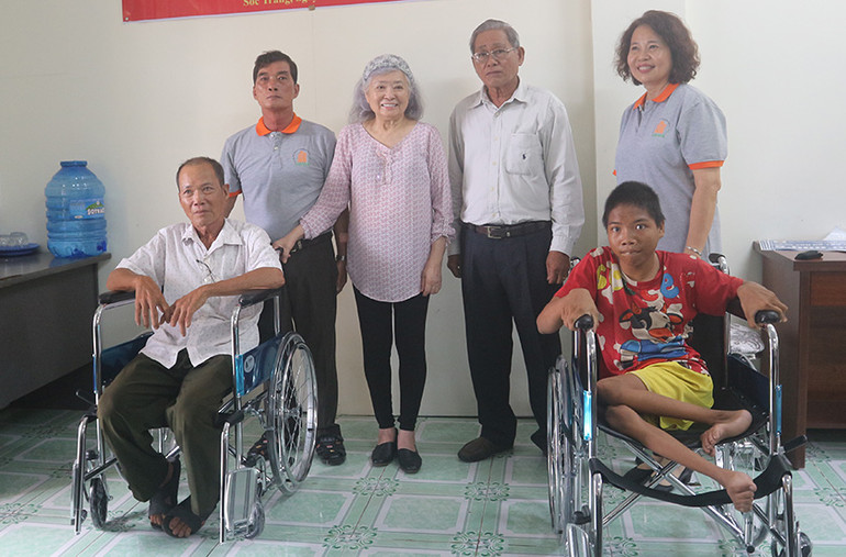 Tặng xe lăn cho nạn nhân bị nhiễm chất độc hóa học da cam tại huyện Mỹ Xuyên.