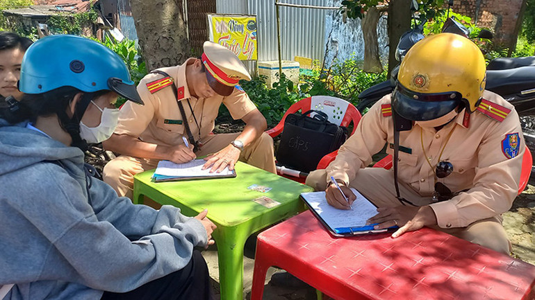 Học sinh vi phạm trật tự an toàn giao thông sẽ thông báo về nhà trường.