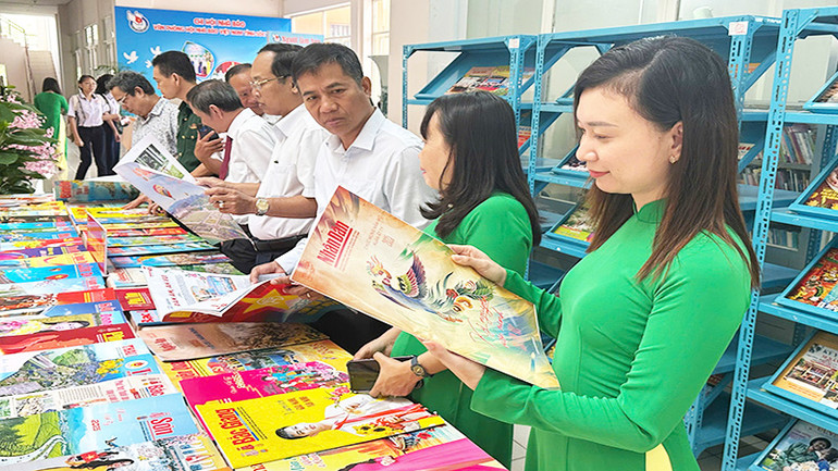 Các giai phẩm xuân thu hút đông đảo người dân Sóc Trăng đến xem.