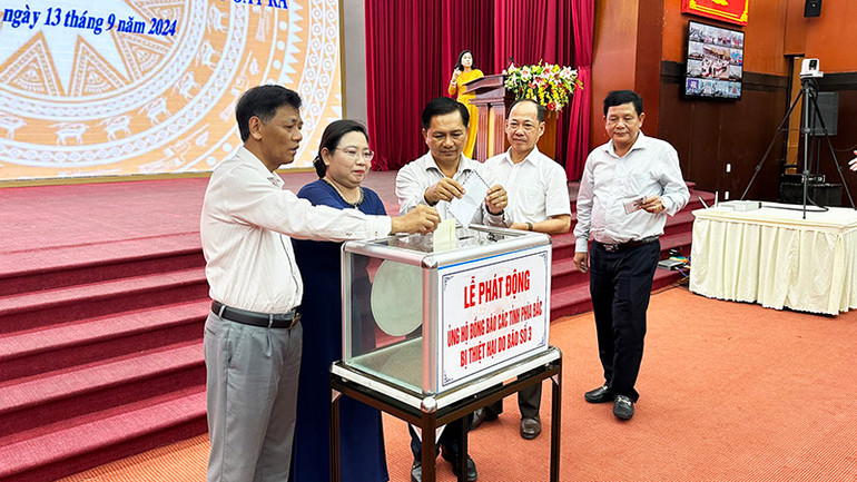 Lãnh đạo tỉnh Sóc Trăng quyên góp ủng hộ đồng bào bị nạn do cơn bão số 3.