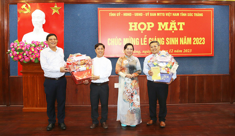 Lãnh đạo tỉnh Sóc Trăng tặng quà các vị chức sắc Công giáo, Tin lành.