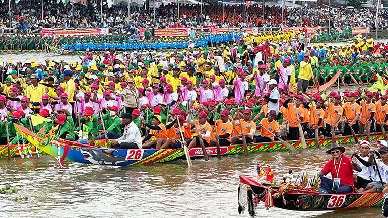 Các vận động viên nữ hào hứng tham gia giải đua.