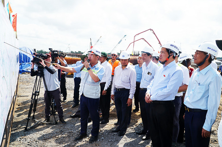 Đoàn giám sát đến thị sát công trình cầu Đại Ngãi.