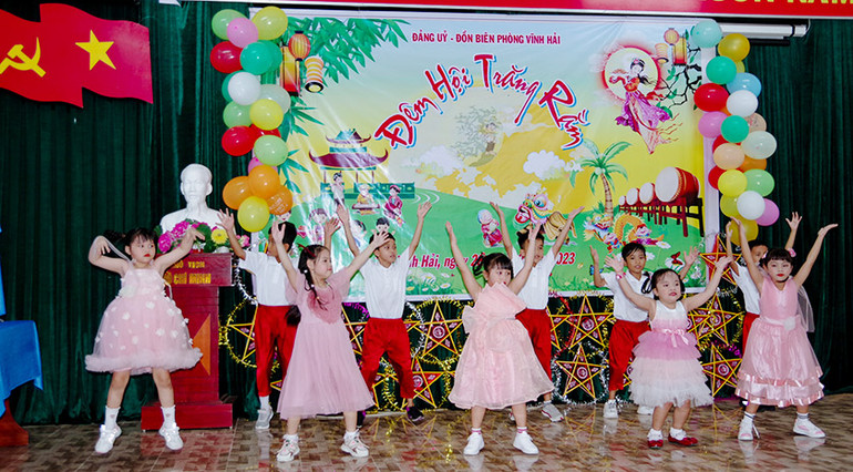 Các cháu thiếu nhi vui Tết Trung thu và trình diễn văn nghệ.