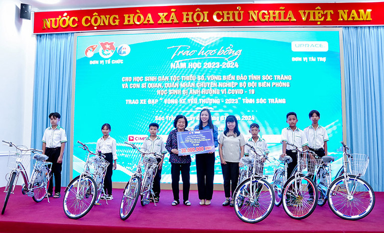 Dịp này, Báo Thiếu niên Tiền phong và Nhi đồng tặng 15 chiếc xe đạp, mỗi chiếc trị giá 2 triệu đồng cho học sinh có hoàn cảnh khó khăn.
