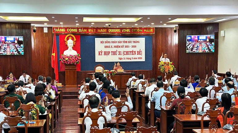 Các đại biểu Hội đồng nhân dân tỉnh Sóc Trăng biểu quyết.