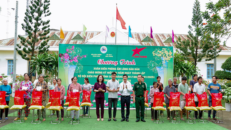 Trao quà Tết cho các hộ gia đình có hoàn cảnh khó khăn trên địa bàn khu vực biên giới biển huyện Trần Đề.