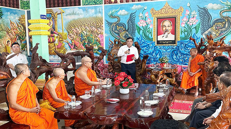 Thứ trưởng Nguyễn Hải Trung chúc các chư tăng, đồng bào dân tộc Khmer Sóc Trăng đón Tết an vui, hạnh phúc.