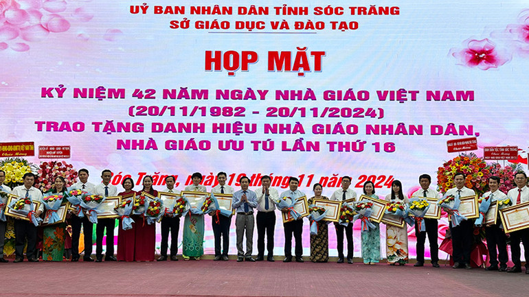 Trao Bằng khen Thủ tướng Chính phủ cho các giáo viên. Trao Bằng khen Thủ tướng Chính phủ cho các giáo viên.