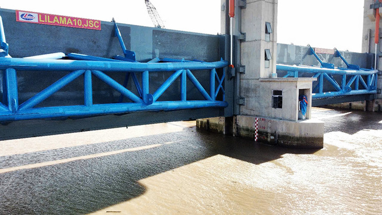 Cửa van cống âu Rạch Mọp bằng thép, được đóng mở bằng xi-lanh thủy lực.