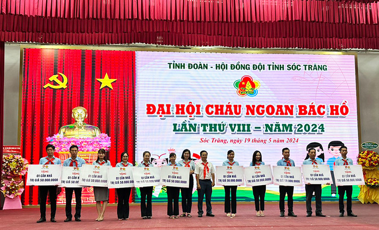 Trao nhà thiếu nhi cho các địa phương từ phong trào kế hoạch nhỏ của thiếu nhi Sóc Trăng. Trao nhà thiếu nhi cho các địa phương từ phong trào kế hoạch nhỏ của thiếu nhi Sóc Trăng.