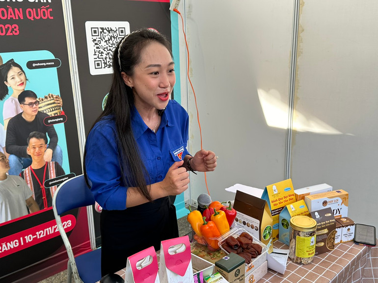 Đoàn viên phát trực tiếp (livestream) giới thiệu các mặt hàng nông sản chất lượng.