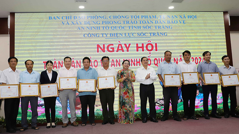 Tặng Bằng khen cho các tập thể có thành tích xuất sắc tham gia bảo vệ an ninh Tổ quốc.