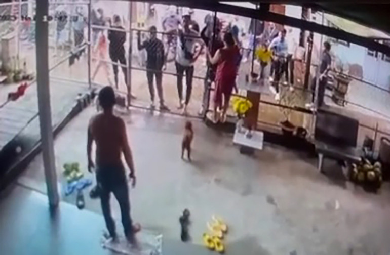 Các đối tượng kéo đến nhà để giải quyết mâu thuẫn. (Ảnh: trích camera)