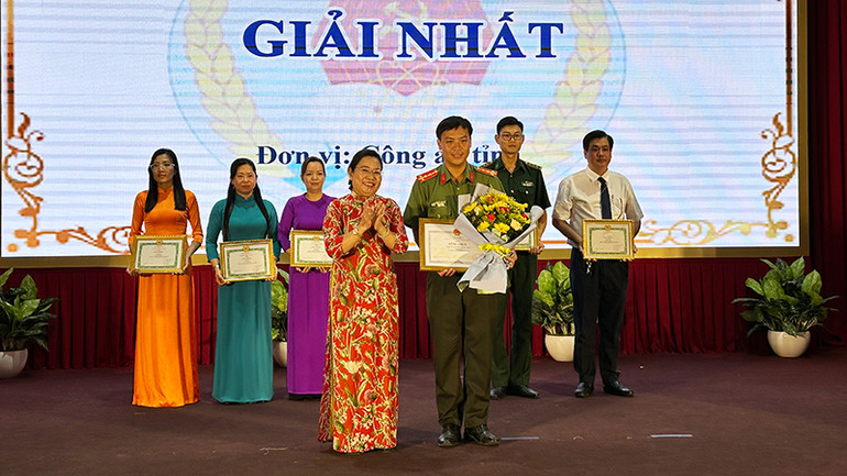 Phó Bí thư Thường trực Tỉnh ủy Hồ Thị Cẩm Đào trao giải Nhất cho đơn vị Công an Sóc Trăng.