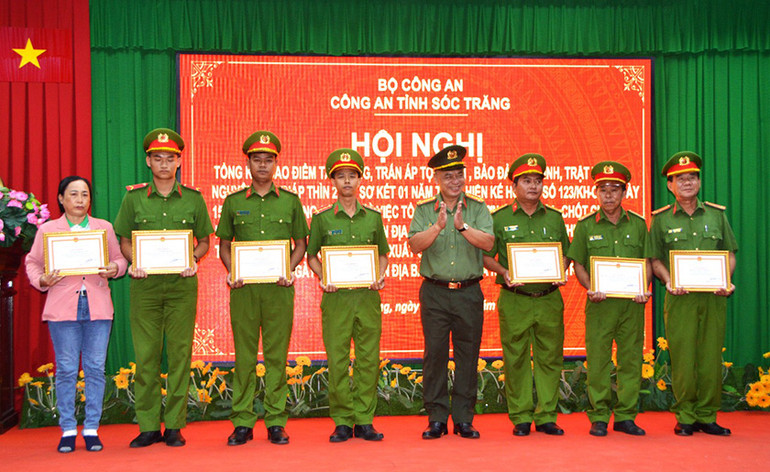 Đại tá Bùi Quốc Khánh, Giám đốc Công an tỉnh Sóc Trăng trao Giấy khen cho tập thể và cá nhân. Đại tá Bùi Quốc Khánh, Giám đốc Công an tỉnh Sóc Trăng trao Giấy khen cho tập thể và cá nhân.