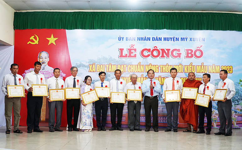 Khen thưởng cho các tập thể và cá nhân có thành tích xuất sắc trong xây dựng xã đạt chuẩn nông thôn mới kiểu mẫu. Khen thưởng cho các tập thể và cá nhân có thành tích xuất sắc trong xây dựng xã đạt chuẩn nông thôn mới kiểu mẫu.