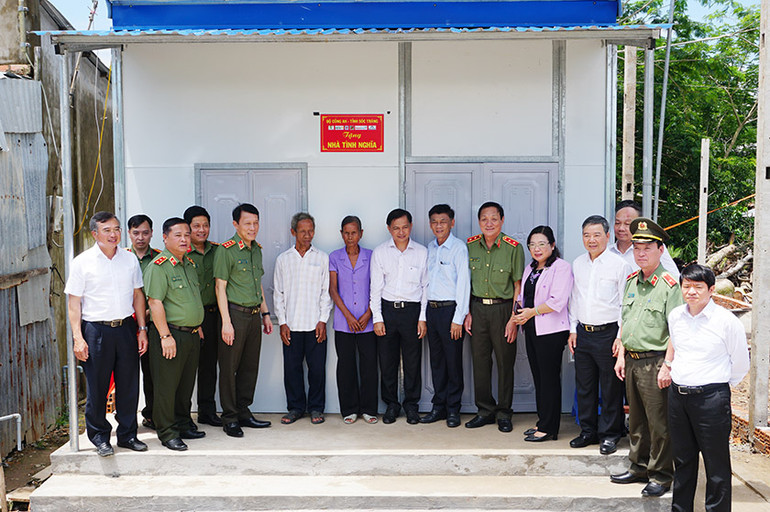 Lãnh đạo Bộ Công an và tỉnh Sóc Trăng trao căn nhà đầu tiên trong chương trình xây 1.200 căn nhà cho hộ nghèo ở Sóc Trăng.